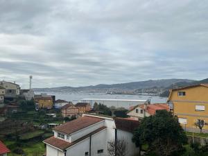 una ciudad con edificios y una gran masa de agua en A estrenar ,con vistas al mar y aparcamiento gratis en el casco Viejo-Centro-Zona portuaria, en Vigo