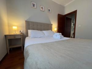 A bed or beds in a room at A estrenar ,con vistas al mar y aparcamiento gratis en el casco Viejo-Centro-Zona portuaria