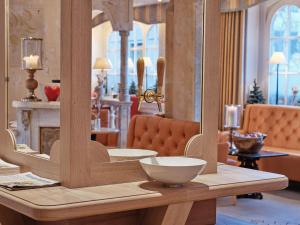 a mirror with a bowl on a wooden table at Genuss - und Vitalhotel Moisl in Abtenau