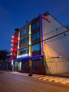 Budova, kde se hotel nachází + 21 fotografií