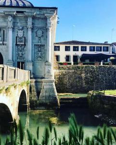a bridge over a river in front of a building at Locanda San Tomaso in Treviso