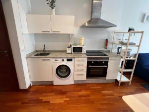 A kitchen or kitchenette at A estrenar ,con vistas al mar y aparcamiento gratis en el casco Viejo-Centro-Zona portuaria