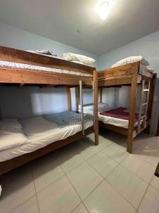 - une chambre avec 2 lits superposés dans l'établissement Casa de praia aconchegante, à Palhoça