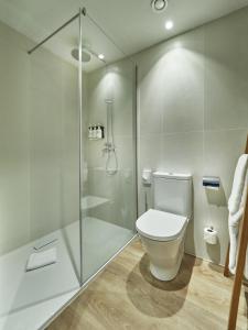W łazience znajduje się toaleta i przeszklony prysznic. w obiekcie Hotel SB Win w mieście Sant Feliu de Llobregat