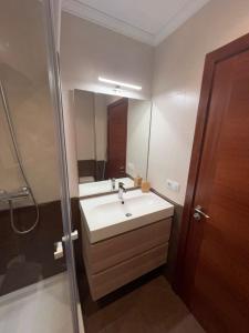 A bathroom at A estrenar ,con vistas al mar y aparcamiento gratis en el casco Viejo-Centro-Zona portuaria Még 10 kép