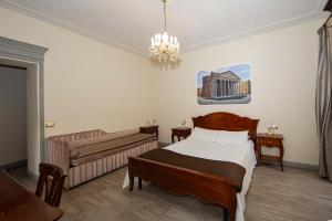 een slaapkamer met een bed, een bank en een kroonluchter bij Sleep In Rome Ludovisi in Rome