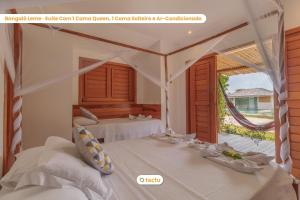 ein Hotelzimmer mit 2 Betten und einem Balkon in der Unterkunft Oca Carioca no Pontal do Maceió por Tactu 