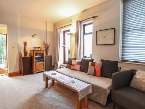 un soggiorno con un divano e un tavolino da caffè di Highgate a Llandudno