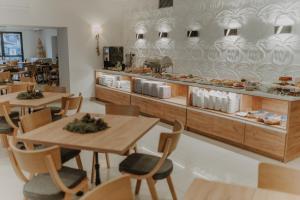 restauracja z drewnianymi stołami i krzesłami oraz ladą w obiekcie Parkowe Szczyrk w Szczyrku
