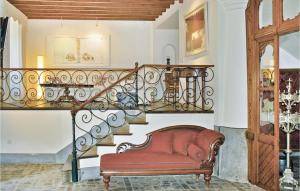un escalier avec un banc à côté d'un escalier en colimaçon dans l'établissement 7 Bedroom Cozy Home In Sóller, à Sóller
