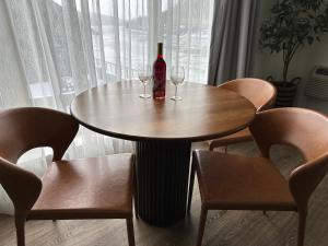 Foxburg Inn في Emlenton: طاولة مع كأسين وزجاجة من النبيذ
