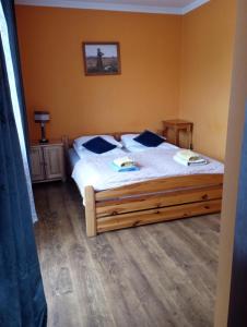 ザボヤにあるWilla Babia Góraのベッドルーム1室(白いシーツと青い枕のベッド1台付)