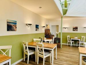 a dining room with a table and chairs at Strandhaus Mönchgut Bed & Breakfast Lobbe in Lobbe