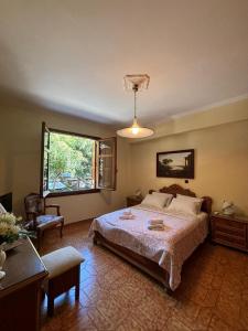 - une chambre avec un grand lit et une fenêtre dans l'établissement The Knights Courtyard, à Rhodes