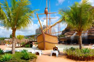 a pirate ship in a resort with palm trees at Spazio DiRoma com Acesso ao Acqua parque in Caldas Novas