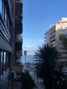 a view of the ocean from a building at Departamento Pocitos con anfitrión in Montevideo