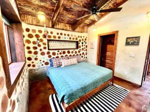 Voodi või voodid majutusasutuse *new* Goldfinch: storybook cabin toas