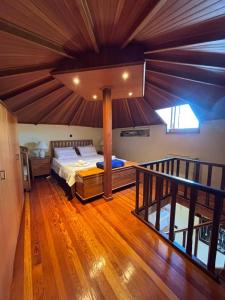 una camera con un grande letto di Suite del Capitano a Città di Rodi