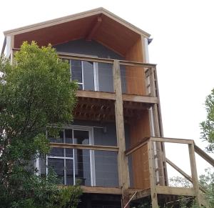 une maison construite avec un balcon dans l'établissement aroma de la sierra, à Villa Serrana