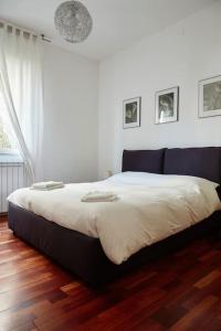 a bedroom with a large bed in a room at Venice-Flat 75m² perfect for 2 couples (free Park) in Mestre