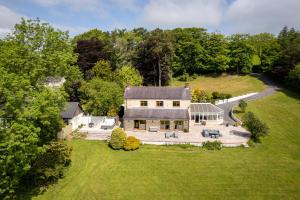 an aerial view of a house with a yard at Blaenachddu in Capel-Ifan