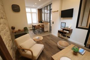 a living room with a couch and a table at Cosy 2 chambres / Père-Lachaise in Paris