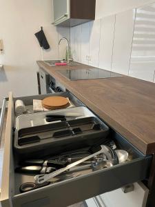 een keuken met een aanrecht met een fornuis top oven bij estrella24 LIVING ROOMS Amsterdam in Castrop-Rauxel