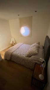 ein Schlafzimmer mit einem Bett und einem kleinen Fenster in der Unterkunft la chambrette in Lincel