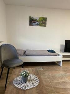 een woonkamer met een bank en een stoel bij estrella24 LIVING ROOMS Amsterdam in Castrop-Rauxel