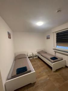 1 Schlafzimmer mit 2 Betten und einem Fenster in der Unterkunft estrella24 LIVING ROOMS Amsterdam in Castrop-Rauxel