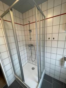 eine Dusche mit Glaskabine im Bad in der Unterkunft estrella24 LIVING ROOMS Amsterdam in Castrop-Rauxel
