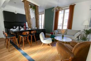 - un salon avec un canapé et une table dans l'établissement Appartement historique cœur de ville, chic et cosy, à Rambouillet