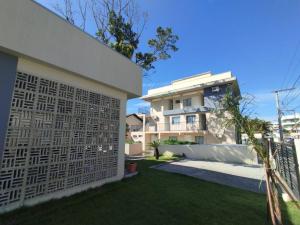 ボンビーニャスにあるPousada Bombinhas Houseの塀付きの家の裏庭の景色