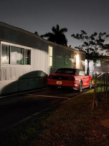 czerwony samochód zaparkowany przed domem w obiekcie 1161 Studio 2 Miami w mieście Tamiami