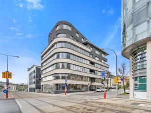 een kantoorgebouw in een stadsstraat met verkeerslichten bij Elegant 2BR with Balcony in Heart of Luxembourg in Luxemburg