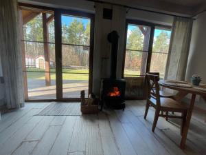 Borowy MłynにあるOstoja Bukowo u Turasaの暖炉(テーブル、椅子付)
