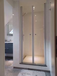 una ducha con puerta de cristal en un baño en Luxus Ferienhaus Janina, en Zell an der Mosel 17 fotos más