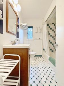 a bathroom with a sink and a tub and a toilet at Entire Private 3 Bedrooms 1 Bathroom Single House with Fenced Garden in Arlington