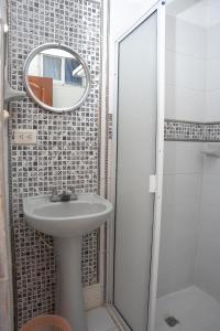 uma casa de banho com um lavatório e um espelho em Hotel La Casa Del Viajero em Cartagena das Índias