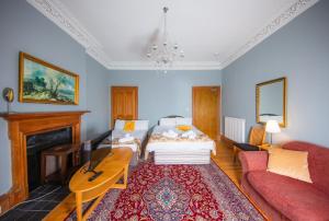Säng eller sängar i ett rum på Spacious Edinburgh Retreat by the Meadows!