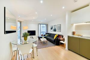 sala de estar con sofá y mesa en Madison Hill - Clapham South 1 - Two bedroom flat, en Londres