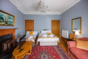 Een bed of bedden in een kamer bij Spacious Edinburgh Retreat by the Meadows!
