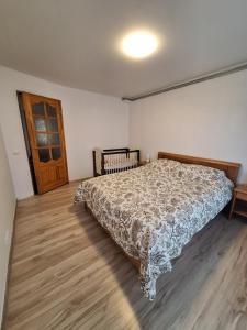 Giường trong phòng chung tại Barona ielas apartamenti