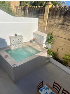 Un bain à remous est installé au milieu d'une terrasse. dans l'établissement Casa Muralla del Alcazar Viejo, à Cordoue