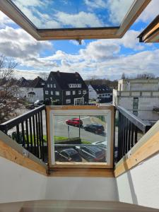 d'une fenêtre sur un balcon avec vue sur un parking. dans l'établissement An der Dorfeiche, à Hamm