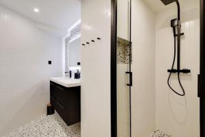 a bathroom with a shower and a sink at Appartement de Luxe 2BDR/7P - Louvre/tuileries in Paris