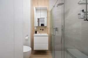 uma casa de banho com um WC, um lavatório e um chuveiro em WARSZAWSKI SEN. Apartament na 5 em Varsóvia