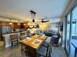 Il comprend une cuisine et un salon avec une table et des chaises. dans l'établissement Seagrape 303, à Fort Myers Beach