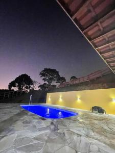 eine blaue Badewanne auf einem Tisch in der Unterkunft Casa de campo com piscina in Socorro