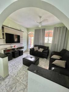 索克勒的住宿－Casa de campo com piscina，带沙发和电视的客厅